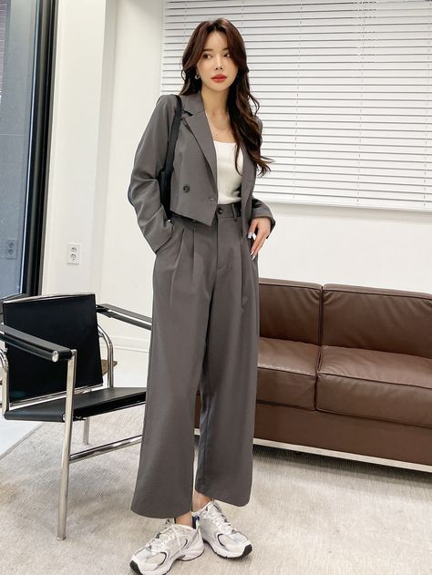 Academia Summer Outfit, Tailored Pants Women, Outfit Mit Blazer, Outfit Elegantes, Trouser Outfit, Outfit Korean, Stylish Work Outfits, Easy Trendy Outfits, Blazer Outfits