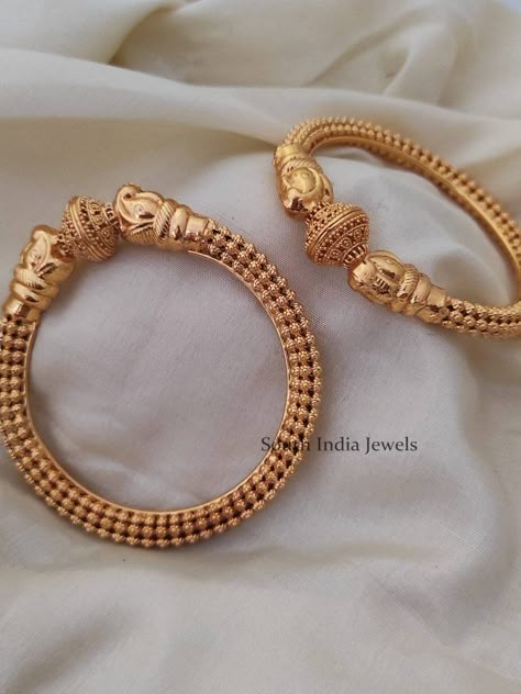 Bangles Jewelry Designs Gold Kada, Gold Kadas Bangles, South Indian Bangles Designs, Single Kada Designs Gold, Single Kada Designs Gold For Women, Single Bangles Gold, Golden Bangles Indian Design, Single Gold Bangle Designs, Golden Bangles Design