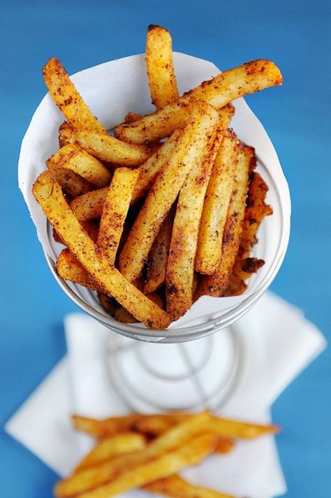 Kickin' Barbecue Style French Fries - Alexia brand julienne cut fries get a zesty kick, a hint of sweet and full of flavor, these fries are so addicting! Food Comfort, Barbecue Restaurant, Burger And Fries, Potato Side Dishes, Dinner Meals, Side Recipes, Classic Food, French Fries, Beautiful Food