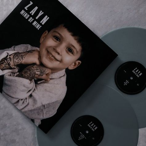 Zayn Mind Of Mine, Zayn Malik Photos, Vinyl Aesthetic, Zayn Malik Pics, Famous Musicians, Vinyl Music, Sam And Colby, Music Aesthetic, Cd Dvd