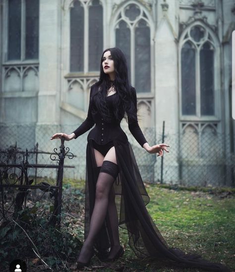 Cemetery Photo Shoot, Dark Witch Photoshoot, Vampire Photoshoot Ideas, Goth Poses, Gothic Photoshoot Ideas, Goth Cemetery, Vampire Photoshoot, Gothic Photoshoot, Lady Vampire