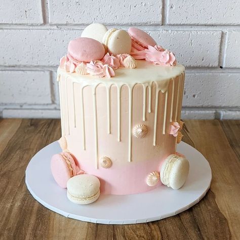 LOYAL Bakeware on Instagram: “@merrydaycakes creating this pastel beauty✨ ​Here they are using a LOYAL masonite cake board & LOYAL piping tip 🥰” Sweet 16 Cakes With Macaroons, Macaroon Topped Cake, Macaroons On Cake, Pink Macaroon Cake, Macaroons Birthday Cake, Macarons On Cake Decoration, Macarons Cake Ideas, Macroon Cake Decor, Cakes Decorated With Macarons