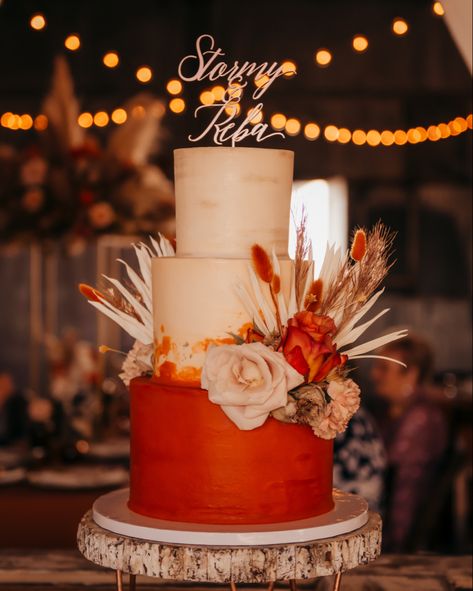 Boho inspired wedding cake in terracotta and neutral colors Terracotta Wedding Cake, Boho Terracotta Wedding, Bohemian Wedding Cake, Orange Wedding Cake, Rusting Wedding, Boho Wedding Cake, Boho Cake, 3 Tier Wedding Cakes, Burnt Orange Weddings