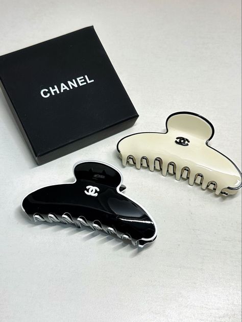 Chanel Hair Accessories, Dr Accessories, Chanel Items, Luxury Hair Accessories, Dr Shoes, Jewelry Chanel, Golden Trio, Closet Accessories, Hair Accessories Clips