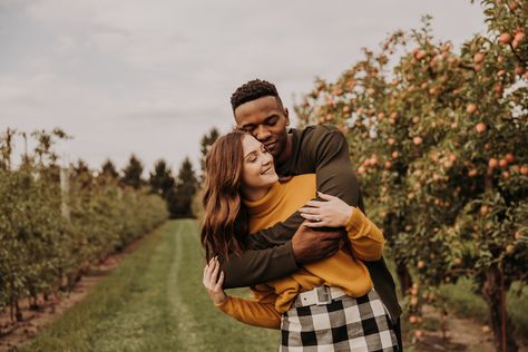 Apple Farm Engagement Photos, Fall Orchard Photoshoot, Apple Picking Engagement Photos, Farmers Market Engagement Photos, Apple Picking Couple Pictures, Apple Orchard Photoshoot Couple, Apple Picking Photoshoot Couple, Apple Orchard Engagement Photos, Apple Orchard Photoshoot