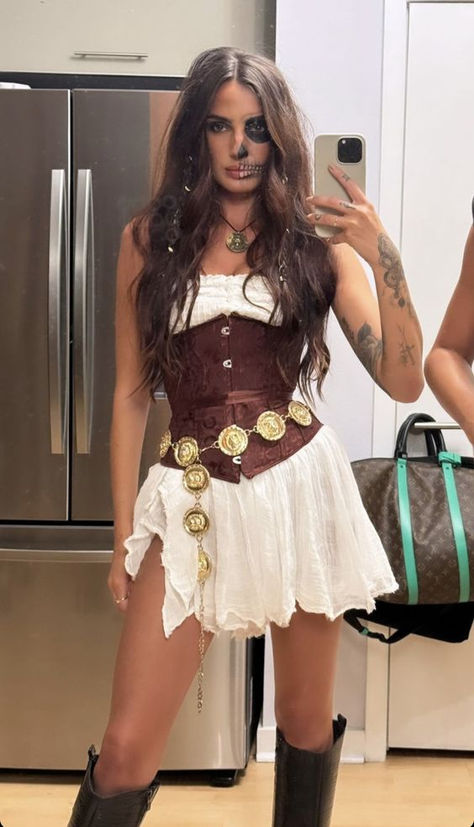 Pirate Inspo Halloween, Pirate Dress Costume, Women’s Modest Pirate Costume, Halloween Costumes For Dark Skin, Pirate Womens Costume Diy, Custome Ideas Halloween Women, Halloween Costume Outfits Couple, Easy Halloween Costumes Pirate, Hot Pirate Halloween Costumes