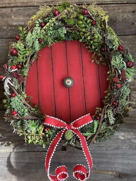 Hobbit Christmas Aesthetic, Hobbit Hole Wreath, Hobbit Inspired Wreath, Hobbit Door Wreath Diy, Hobbit Christmas, Hobbit Doors, Hobbit Door Wreath, Lotr Crafts, Diy Hobbit Door