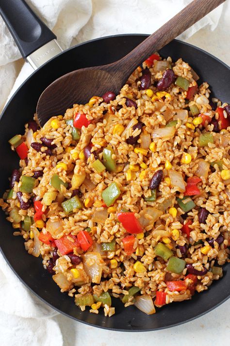 This easy, one pan vegetable cajun brown rice is sure to please! With delicious veggies, flavorful spices and brown rice! Brown Rice With Vegetables, Cajun Brown Rice Recipes, Cajun Brown Rice, Vegetarian Brown Rice Recipes, Vegan Brown Rice Recipes, Brown Rice Bowl Vegetarian, Cheesy Broccoli Casserole, Quick Healthy Lunch, Delicious Veggies