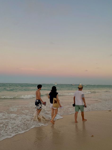 Aesthetic Group Photo, Summer Beach Aesthetic, Go To The Beach, Travel Summer, Group Photo, Vacation Beach, Beach Walk, Group Photos, Beach Aesthetic