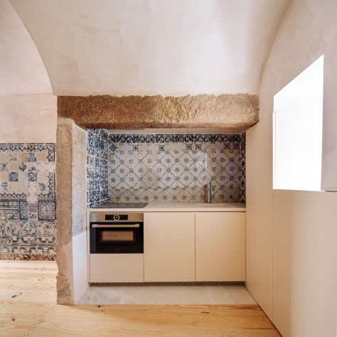 S. Vicente II – casca. architecture and design Kitchen With Portuguese Tiles, Portugal Home Decor, Portuguese Tile Kitchen, Portugese Kitchen Ideas, Lisbon Kitchen, Portuguese Interior Design, Portuguese Tiles Kitchen, Portuguese Interior, Portuguese Decor