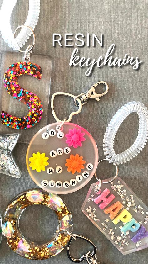 How To Make Resin Keychains, Resin Keychain Ideas Alphabet, Catholic Crochet, Make Your Own Resin, Cricut Keychains, Friend Presents, How To Make Keychains, Diy Crafts Keychain, Resin Tips