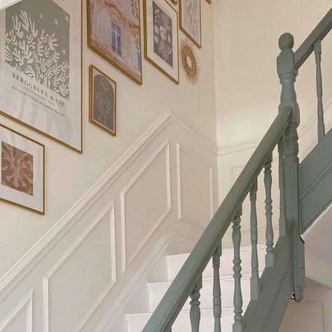 Esther Pillans on Instagram: "A Sunny Sunday…finally 💭🌞💕 The colours in here are Wimborne White (walls) and Card Room Green (banister) both from @farrowandball 🎨 . . . . . . . . . . . #oldhousenewhome #realhomes #realhomesofinsta #storyofmyhome #cornerofmyhome #myhomevibe #victorianhome #dailydecordetail #myhshome #periodhome #sundaytimesstyle #apartmenttherapy #treasureseeker #colourfulhomevibe #myliverpoolhouselove #simplehomestyle #modern_homestyle #myhousethismonth #victorianterrace #col Card Room Green Hallway, Green Bannister, Green Banister, Coloured Staircase, Staircase Painting Ideas, Bannister Ideas Painted, Green Staircase, Victorian Terrace Hallway, Staircase Banister Ideas