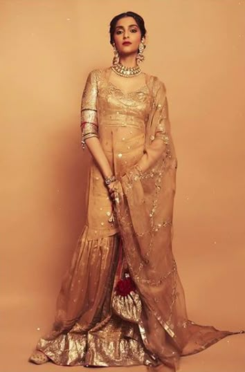 Shagun Blouse Designs, Sonam Kapoor Wedding, Anand Ahuja, Sonam Kapoor Fashion, Simple Saree Designs, Indian Designer Suits, Luxury Pret, Boho Dresses Long, Bridal Dress Fashion