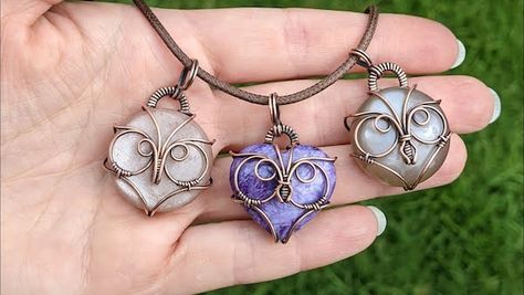 Adorable Gemstone and Wire Work Owl Pendant Tutorial - The Beading Gem's Journal Wire Jewellery Necklaces, Wire Wrapped Owl, Owl Wire Wrap, Wire Wrapping Tutorial Free, Wire Wrapped Pendant Tutorial, Wrapping Tutorial, Wire Wrapped Stone Jewelry, Wire Jewelery, Wire Wrapping Tutorial