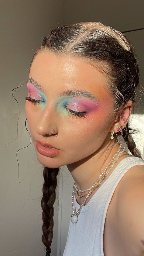 Chrome Flakes Makeup, Makeup Looks Fun, Pastel Makeup Looks, Fun Eye Makeup, Fun Makeup Ideas, Aura Makeup, Fun Makeup Looks, Chrome Makeup, Colorful Makeup Looks