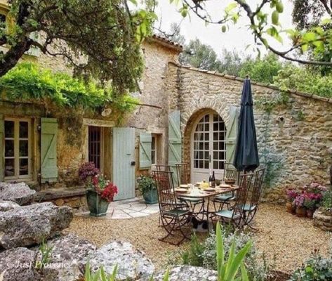 Italian Chateau, Tuscan Courtyard, Italian Estate, French Cottage, French Country Cottage, Mediterranean Homes, Cute Home Decor, Stone Houses, French Country Style