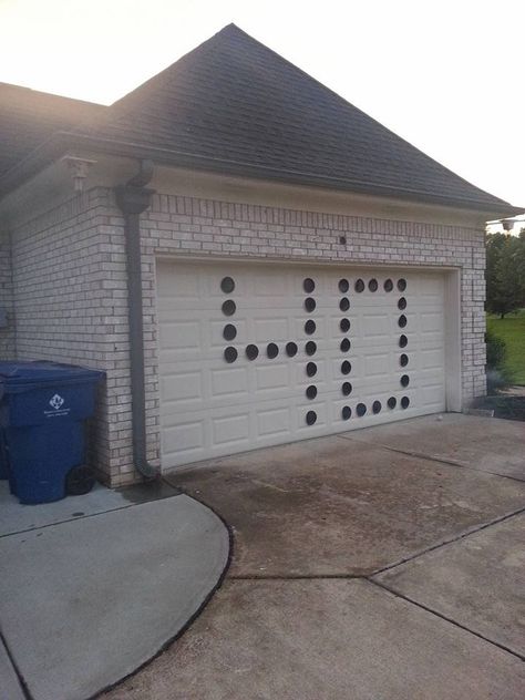 40th Birthday Yard Decorations, Garage Birthday Party Decorations, Birthday Party Garage, Birthday Door Decorations, Party Garage, Birthday Pranks, 40th Birthday Men, Garage Party, Garage Door Decor