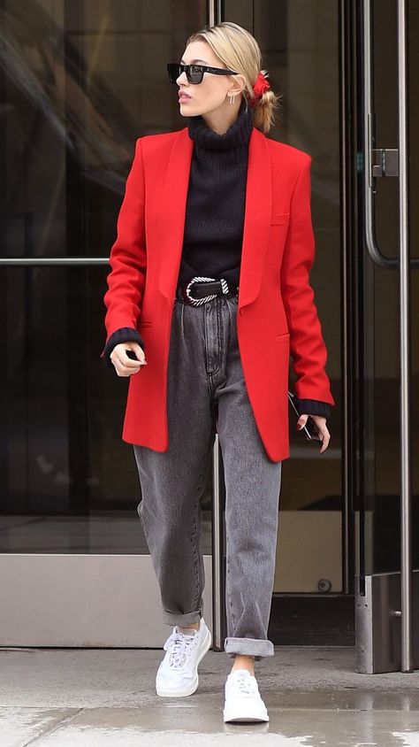 casual stlye inspo hailey beiber Red Blazer Outfit Casual Street Styles, 2020 Fashion Trends Street Styles, Hailey Baldwin Street Style, Blazer And Jeans, Style Lookbook, Blazer Outfit, 2020 Fashion Trends, Coat Outfit, Looks Black