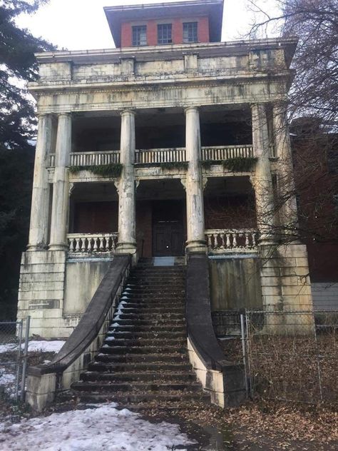 Creepy Architecture, Hospital Exterior, Creepy Old Houses, Abandoned Architecture, Old Abandoned Buildings, Creepy Houses, Old Abandoned Houses, Abandoned Mansion, Abandoned Things