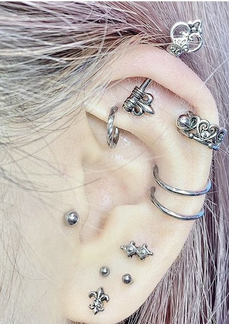 Black Ear Piercings Aesthetic, Gothic Ear Piercings, Vertical Helix Piercing, Emo Piercings, Cool Ear Piercings, Pretty Ear Piercings, Cool Piercings, Ear Style, Cute Piercings