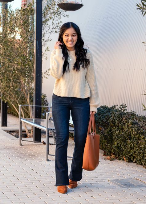 Bootcut Jeans Outfit Winter, Flair Jeans Outfit, Casual Outfit Winter, Cream Cropped Sweater, Cropped Sweater Outfit, Corporate Girlie, Bootcut Jeans Outfit, Winter Boots Outfits, Winter Sweater Outfits