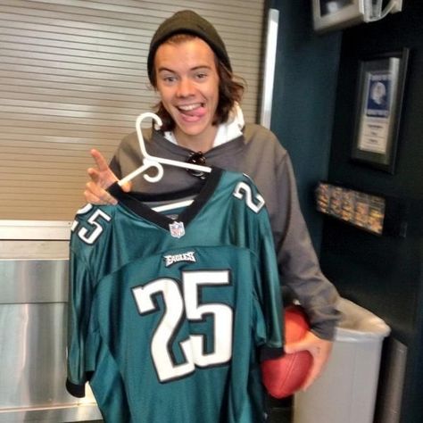 lela. vanna’s bday on Twitter: "… " Eagles Jersey, Haikou, Five Guys, Mr Style, Harry Edward Styles, Edward Styles, Philadelphia Eagles, Boyfriend Material, One Direction