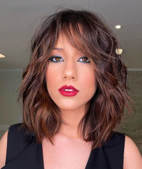 Bob Lung, Medium Length Hair With Bangs, Layered Haircuts With Bangs, Medium Layered Haircuts, Bangs With Medium Hair, Stil Boho, Shoulder Length Hair Cuts, Curly Hair With Bangs, Side Bangs