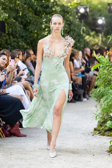 Moda Paris, Fashion Week Runway, Fashion 2024, Lightweight Dress, Spring 2024, Beautiful Gowns, London Fashion Week, Couture Fashion, Paris Fashion