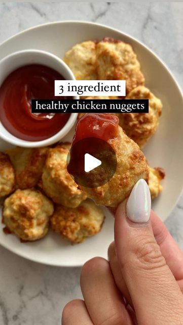 Emily | Simple Healthy Recipes on Instagram: "These healthier chicken nuggets are made with only a few real ingredients. No preservatives or additives and perfect for kids.   These healthy chicken nuggets are a win for everyone - perfect for any meal and nuggets you’ll actually feel good about giving to your kids 🙌  Recipe here ⬇️⬇️⬇️  Ingredients  500g ground chicken 1 egg 3/4 cup cheese (1/2 cup mozzarella and 1/4 Parmesan) Spices: 1/2 tsp garlic powder, 1/2 tsp onion powder, 1/2 paprika Salt and pepper   Directions  1. Mix all the ingredients together 2. Form into nugget shape 3. Bake at 220°C for 20-25 minutes or until cooked through and golden   #chickennuggets #nuggets #healthyrecipes #chickennugget #nuggetrecipe #healthynuggets #healthykids #recipesforkids #kidfood #healthyfoodfork 3 Ingredient Chicken, Healthy Chicken Nuggets, Simple Healthy Recipes, Peach Bowl, Chicken Nugget Recipes, Nuggets Recipe, Real Ingredients, Ground Chicken, Kids Recipes