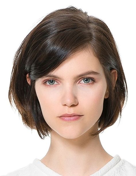 Such a perfect hair cut; just the right amount of skew on a traditional bob. Though, admittedly, the jawline helps... Dunner Wordend Haar, Straight Hair Cuts, Short Brown Hair, Chin Length Hair, Hair 2018, Short Straight Hair, Trending Hairstyles, Straight Human Hair, Short Bob Hairstyles