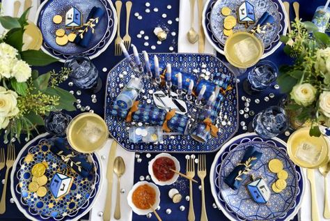 Hanukkah Table Setting, Edible Party Favors, Brunch Table Setting, Brunch Tablescape, Diy Hanukkah, Menorah Candles, Jewish Celebrations, Hanukkah Food, Edible Favors