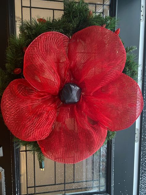 Remembrance Day Wreath, Felt Flower Template, Poppy Craft, Remembrance Day Poppy, Poppy Wreath, Deco Wreaths, Crafts Sewing Projects, Deco Mesh Christmas Wreaths, Remembrance Day