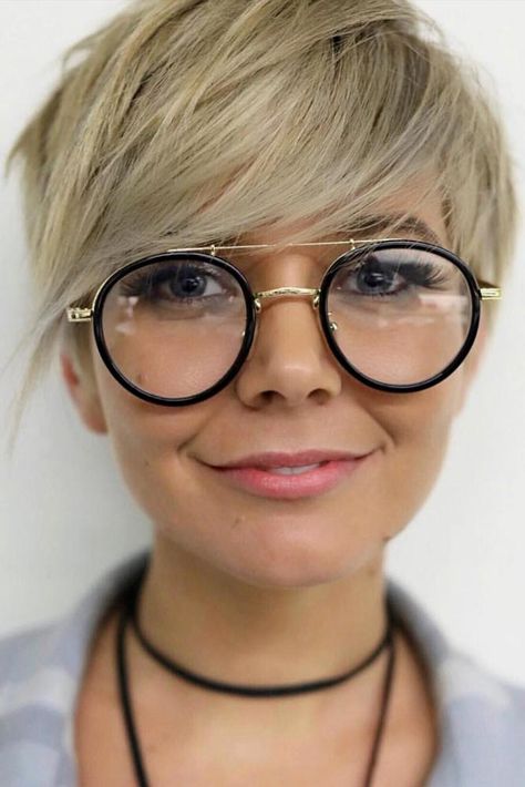 Volumizing Short Layered Pixie With Long Bangs #pixiecut #haircuts #shortpixie #blondehair Hair Without Layers, Bangs And Glasses, Grey Hair And Glasses, Occasion Nails, Dunner Wordend Haar, Pixie Cut With Bangs, Hairstyles With Glasses, Long Pixie Cuts, Pedicure Manicure