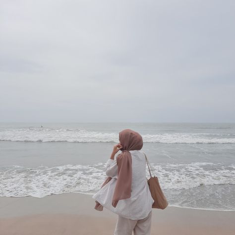 Beach Pictures Hijab, Beach Poses Hijab, Hijab Outfit Beach Style, Hijabi Beach Pictures, White Blouse Outfit, Beach Hijab, Hijab Beach, French Girl Aesthetic, Modest Summer Fashion