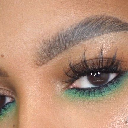 Dark Green And Black Eyeshadow Looks, Green Eyeshadow And Red Lips, Witch Makeup Eyeshadow, Green Eyeshadow Under Eye, Neon Green And Black Eyeshadow, Pop Of Green Eyeshadow, Easy Green Eye Makeup, Green Emo Makeup, Wicked Makeup Elphaba