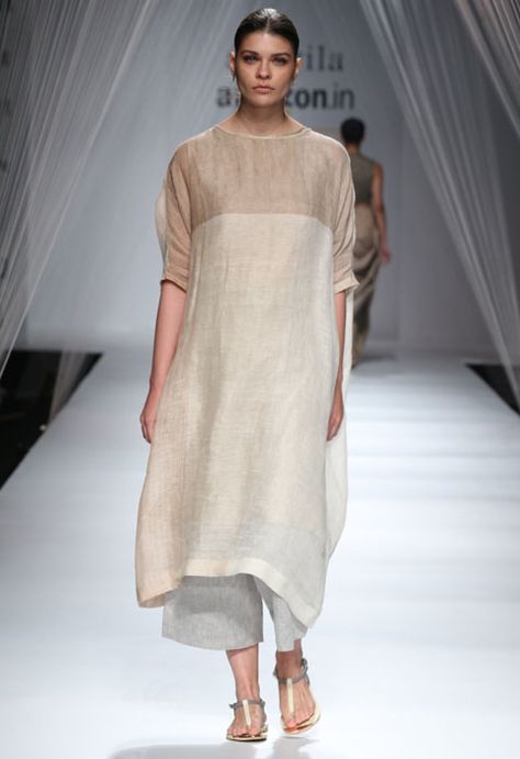 Anavila Misra Show at AIFW SS'16 Anavila Misra’s ‘The Secret Life of Forests’ narrated a story of minimalism and subtle design elements India Fashion Week, Salwar Kamiz, Indian Designer Outfits, Indian Attire, Kurta Designs, India Fashion, Indian Designer Wear, Pakistani Fashion, A Dress