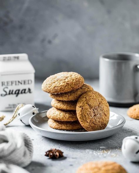 Gingerbread Molasses Cookies, Snack Photography, Tower Photography, Soft Gingerbread, Coconut Biscuits, Dessert Photography, Healthy Recipes Easy Snacks, Cookie Snack, White Food