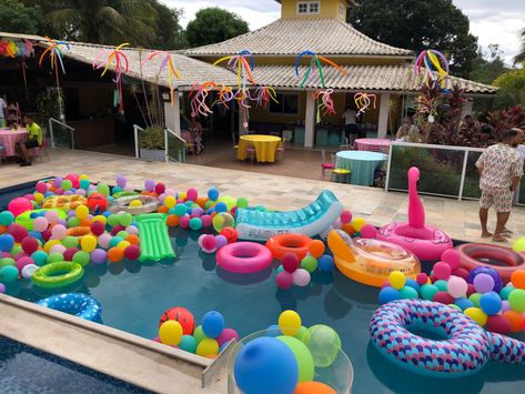 90s Pool Party Theme, Pool Party Set Up Ideas, Pool Party Set Up, Summer Pool Party Ideas Decoration, Pool Party Bbq, Friends Pool Party, Pool Party Ideas, Water Birthday, Pool Party Themes