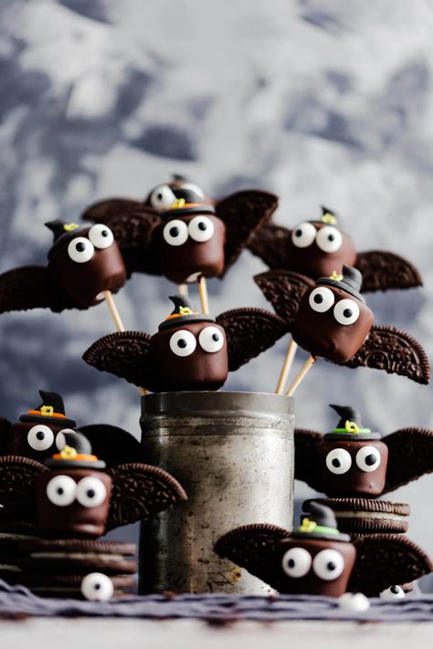 Super cute chocolate marshmallow Halloween bats! Made with only 4 ingredients, this incredibly easy recipe is perfect to enjoy with kids (and adults) this Halloween! Perfect treats for all the trickers! #halloween #marshmallow Halloween Appetizers For Adults, Marshmallow Halloween, Bake Halloween, Halloween Pretzels, Halloween Finger Foods, Outdoor Halloween Parties, Halloween Appetizers Easy, Mini Caramel Apples, Chocolate Dipped Marshmallows