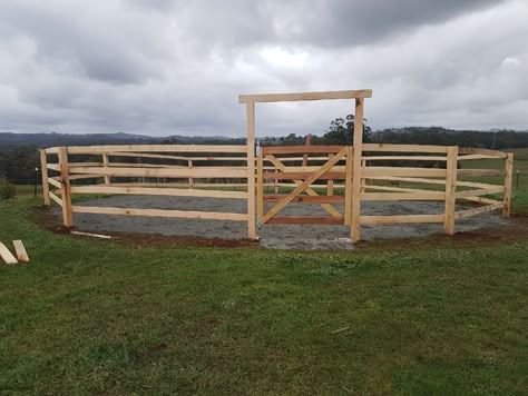 Horse Coral Ideas, Cheap Round Pen For Horses, Round Pen Ideas, Horse Round Pen, Small Horse Barn Plans, Round Pens For Horses, Horse Stables Design, Kennel Ideas Outdoor, Horse Riding Arena