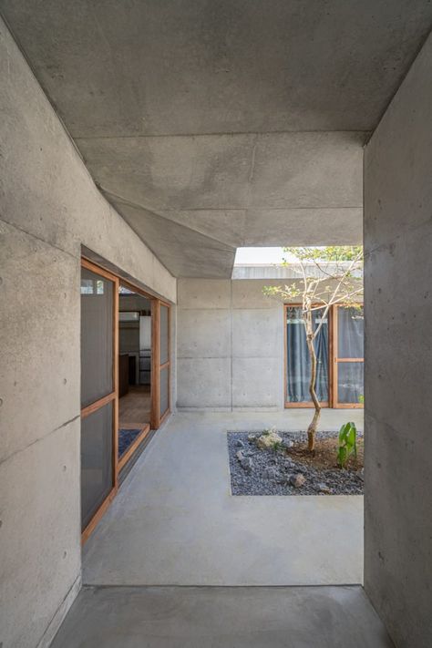 studio monaka tops concrete 'house om' in japan with a V-shaped roof Concrete Houses Interior, Small Concrete House, Modern Concrete House, Concrete House Design, Japan House Design, Japan House, Thai House, Concrete Houses, Courtyard House Plans