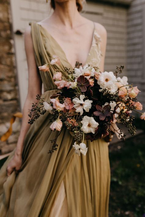 If you love all things vintage, then you're going to want to run, not walk to check out this "Old-World-Meets New" inspired styled shoot! Fall Gatsby Wedding, Fall Inspired Wedding Dress, Modern Fall Wedding Bouquet, Romantic Fall Wedding Florals, Fall Styled Shoot, Fall Wedding Vintage, Wedding Styled Shoot Inspiration, Vintage Wedding Florals, Witchy Wedding Bouquet