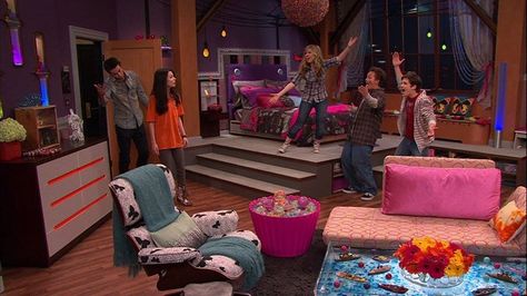 Icarly Room, Icarly Bedroom, I Carly, Carly Shay, Pastel Danish, Bedroom Tour, One Room Apartment, Daughter Bedroom, House Vibes