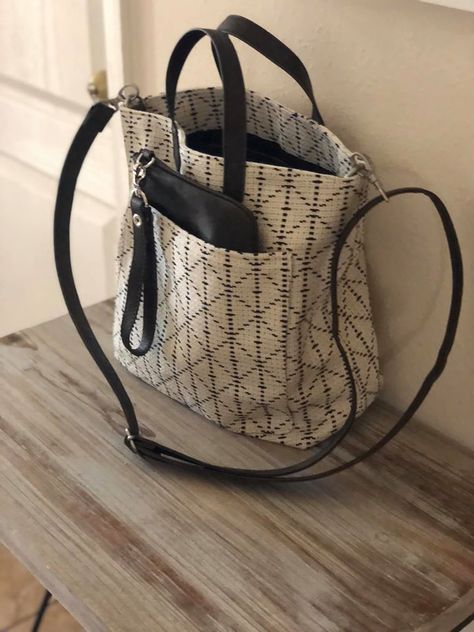 Check out my new favourite purse! The Window Shopper! Perfect for a girls day out! Loving Photo, Thirty One Organization, Thirty One Purses, Thirty One Totes, Window Shopper, Chic Purses, 31 Bags, Casual Purse, Favorite Purse