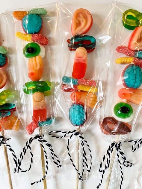 Halloween Kebab, Halloween Gummy Worms, Halloween Kabobs For Kids, Gummy Kebab, Halloween Candy Kabobs, Halloween Kabobs, Halloween Treats To Sell, Halloween Gummies, Candy Skewers