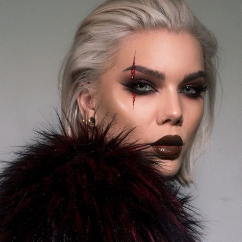 25.2 mil curtidas, 448 comentários - Linda Hallberg (@lindahallberg) no Instagram: “First Disney Villain out is Scar from The Lion King! This is my absolute favorite Disney movie and…” Scar From The Lion King, Warrior Makeup, Scar Makeup, Fashion Show Makeup, Show Makeup, Linda Hallberg, Disney Villain, Edgy Makeup, Dark Makeup