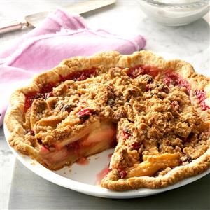 Enjoy two of Ontario's favourite fall fruits in this Cranberry Pear Pie. The crisp topping looks delicious! Pear Crisp, Cranberry Pear, Pear Pie, Cranberry Pie, Crumble Pie, Fruit Crumble, Thanksgiving Desserts Easy, Pie Crumble, Thanksgiving Pies