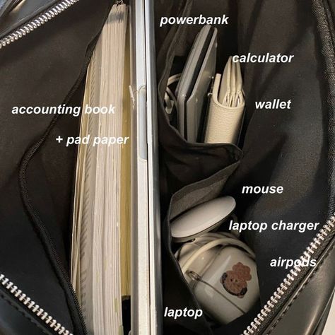 Sixth Form Bag Essentials, Inside My Work Bag, Uni Bag Essentials, College Backpack Aesthetic, Organizing Bags, Uni Essentials, Everyday Bag Essentials, Uni Bag, School Bag Essentials