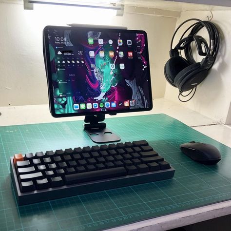 Ipad With Keyboard, Ipad Desk, Ipad Computer, Best Gaming Setup, Computer Desk Setup, Video Game Room Design, Desktop Setup, Apple Technology, High Tech Gadgets