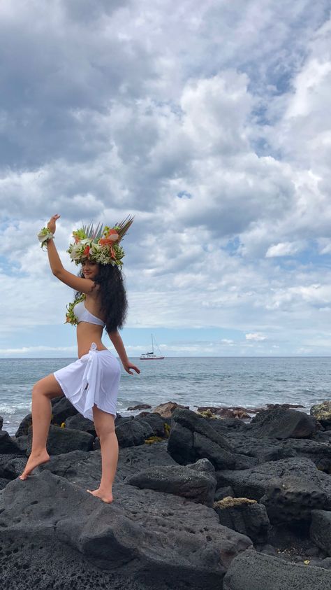 Hawaiian Hula Outfit, Hawaiian Photoshoot Ideas, Hawaiian Dance Outfit, Polynesian Photoshoot, Moana Modern, Hawaiian Photoshoot, Tahitian Dance Costume, Moana Aesthetic, Tahitian Costumes